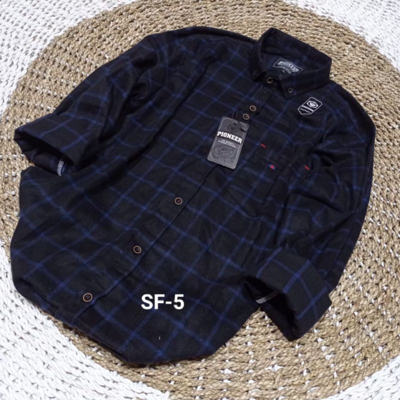 Kemeja Flanel Pria Slim Fit Lengan Panjang Hem Motif Kotak Garis