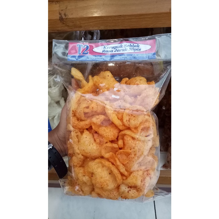 

Kerupuk seblak pedas daun jeruk nipis