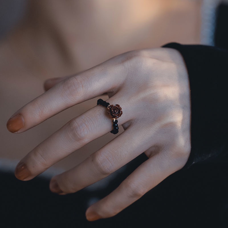 Cincin Manik-Manik Bentuk Bunga Mawar Warna Hitam Gaya Retro