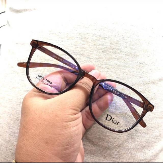Kacamata dior bahan tr90 yg elastis ngga mudah patah dan ringan serta model baru.