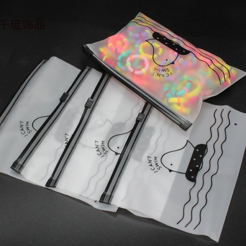 

Pouch Kotak Pensil Motif Bebek Untuk Tempat Masker Dan Kosmetik Serbaguna Bahan Waterproof zipperbag jepitan lucu