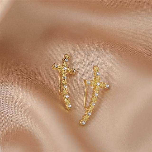 Gaya Korea kecil cross 2021new niche desain cahaya mewah anting-anting wanita Korea gaya chic dan un