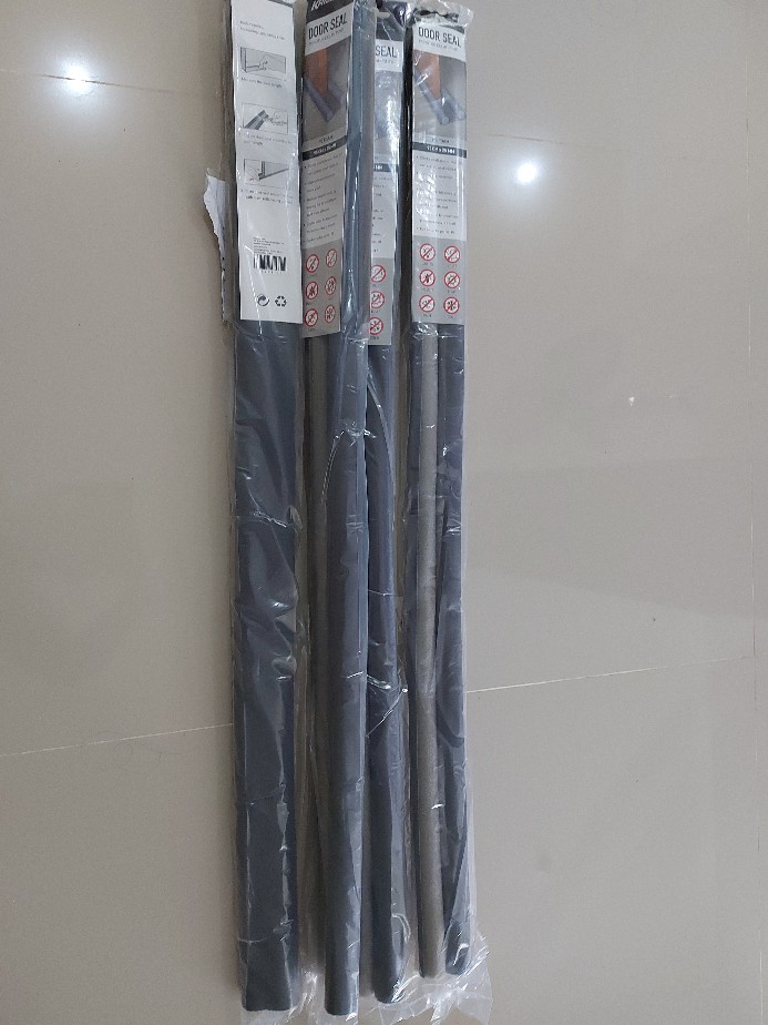 Penutup Lubang Bawah Pintu Foam Seal 95x2.5 Cm - Abu-abu Krisbow