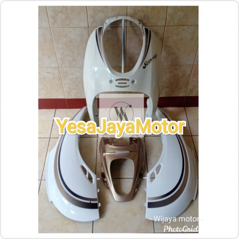 BODY HALUS SCOOPY KARBU WARNA PUTIH PLUS STICKER