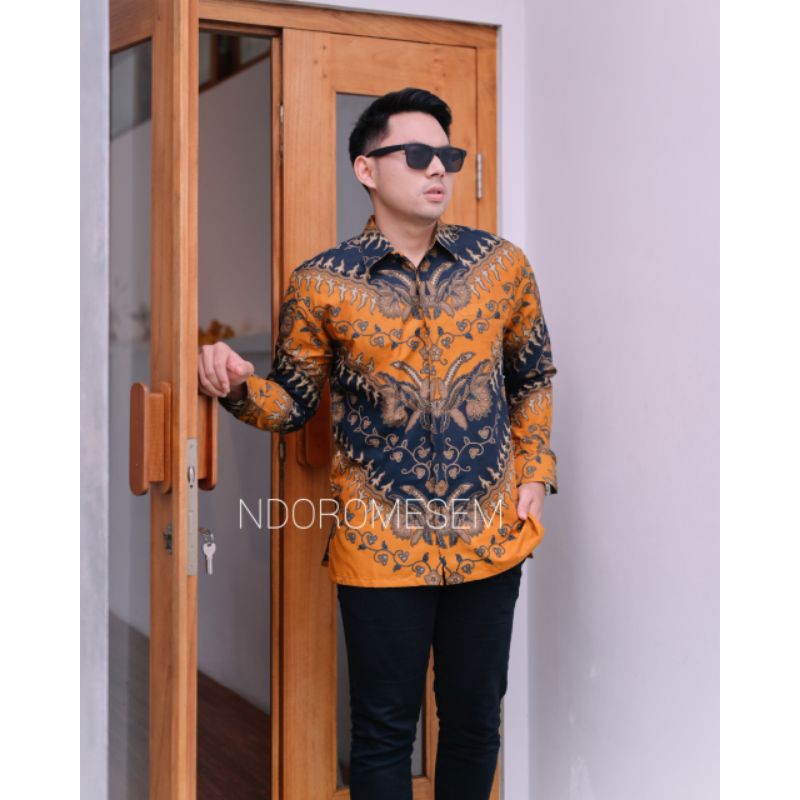 BATIK PREMIUM WARNA KUNING BY NDOROMESEM LENGAN PANJANG AJOTOSATRU KUNING NAVY KATUN HALUS