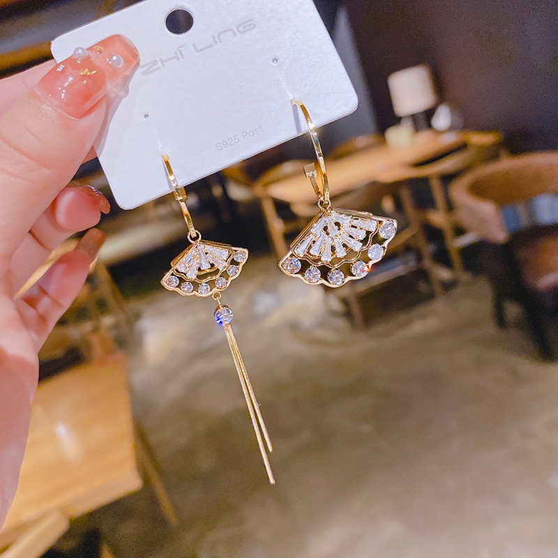 Anting Tusuk Gantung Panjang Wanita Desain Kipas Hollow Hias Mutiara + Berlian Imitasi