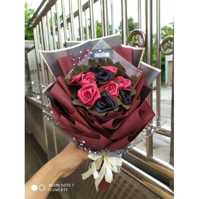 Buket Bunga/ Bucket Bunga/ Bucket Mawar Satin Premium / Kado Wisuda/ Bucket Bunga Satin/ Buket Bunga