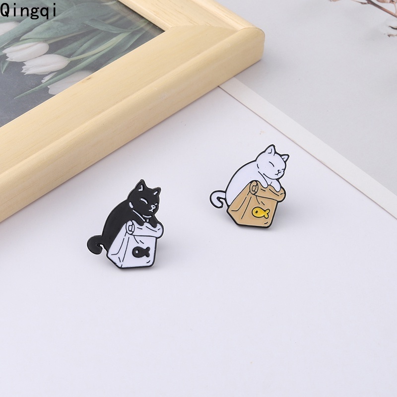 Bros Pin Enamel Bentuk Kartun Hewan Kucing Hitam Putih Untuk Hadiah Anak