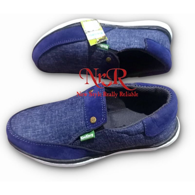 Sepatu casual slop Kickers sepatu casual santai pria wanita biru navy sol lentur sepatu kasual slip on