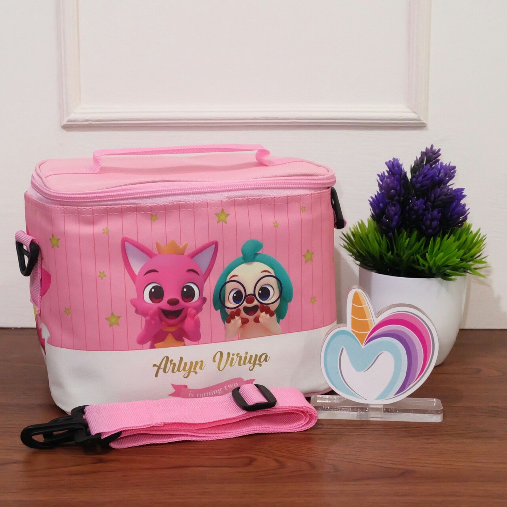 

KUBUS SLING / TAS ULTAH / SOUVENIR PROMOSI / POUCH SKINCARE / AQIQAH / TASYAKURAN / MANYUE
