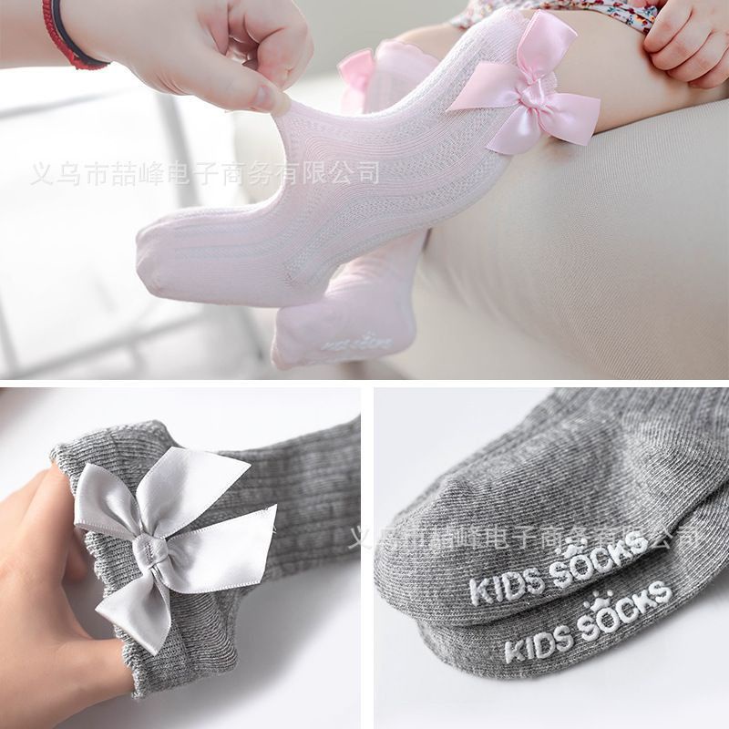 Kaus kaki panjang selutut dengan aksen pita,cocok untuk anak perempuan. Kaos kaki berbahan lembut