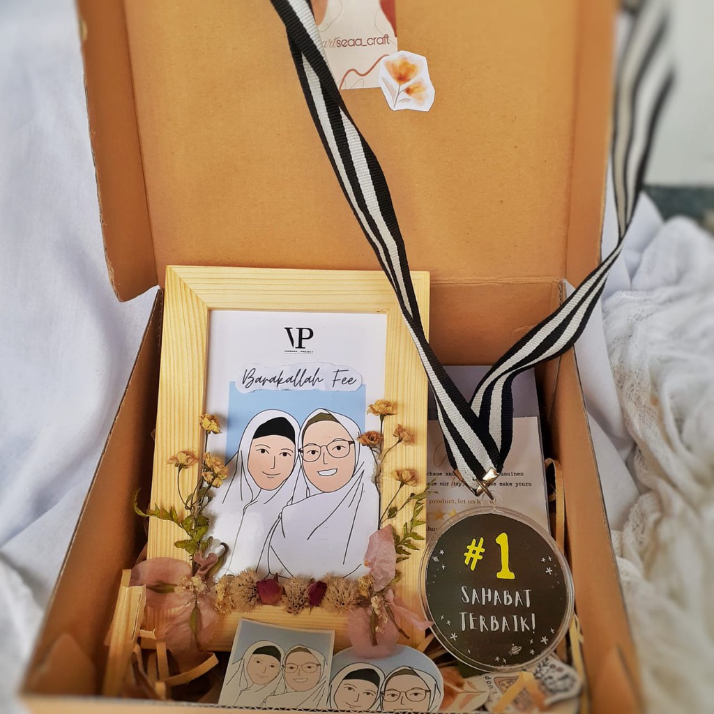 

Artseaa Gift box illustration frame + medal