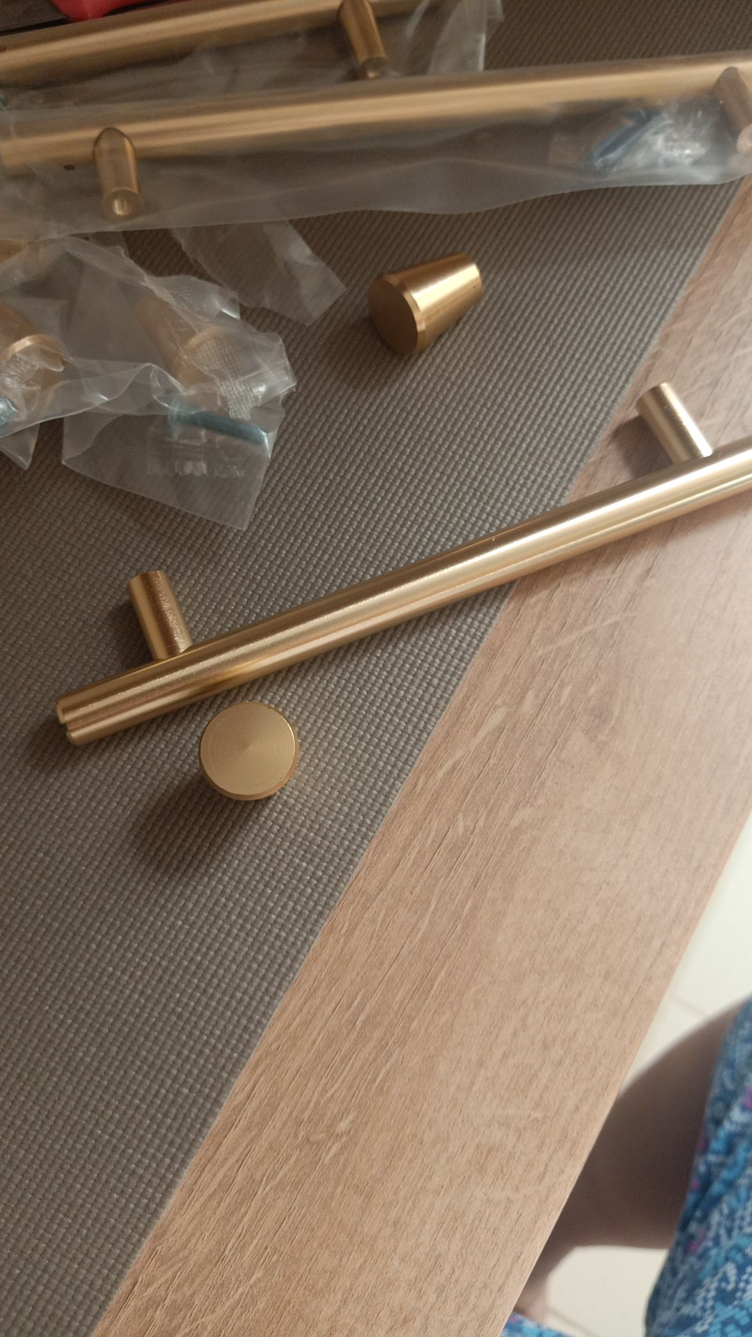 Gagang Pintu Lemari Bahan Aluminium Alloy Bentuk T T Warna Emas / Hitam