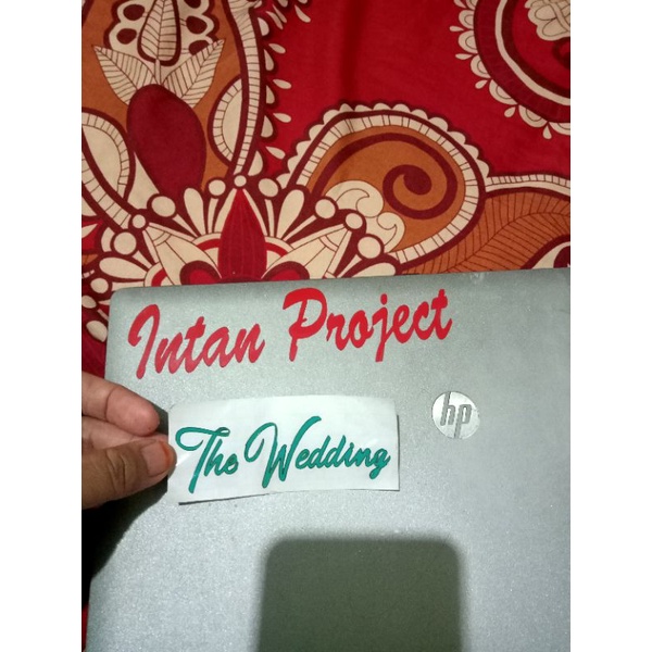 

Stiker cutting nama Custom bisa di tempel di berbagai media kaca akrilik cermin label produk
