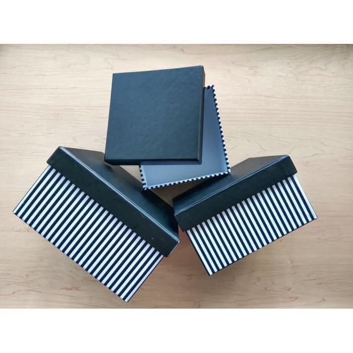 

Ginger Kotak Kado / Kotak Hadiah / Gift Box Jumbo Type A Garis Hitam