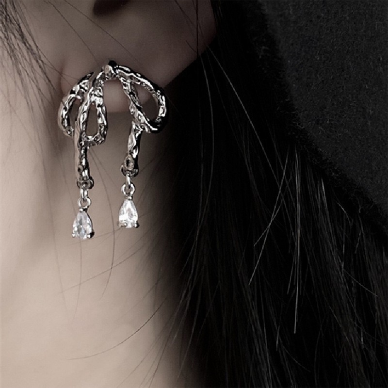 Anting Tusuk Gantung Desain Pita Asimetris Warna Silver Gaya Perancissimplekeren Untuk Wanita