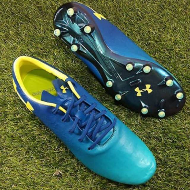 Sepatu bola under armour