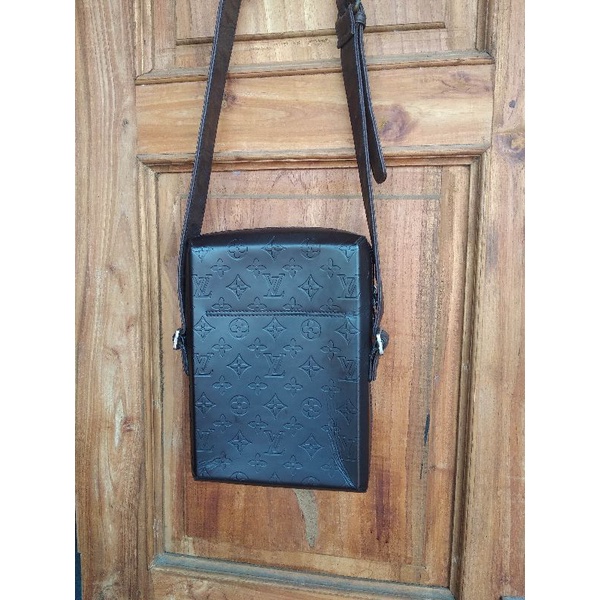 Tas selempang kulit pria Louis Vuitton monogram glace bobby messenger bag original