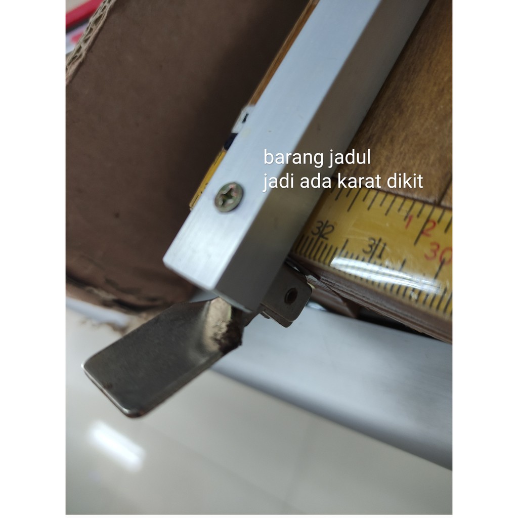 

pemotong kertas lion tipe k23 ukuran 30 x 39 cm alas kayu( ukuran alas kayunya) peper cutting sisa