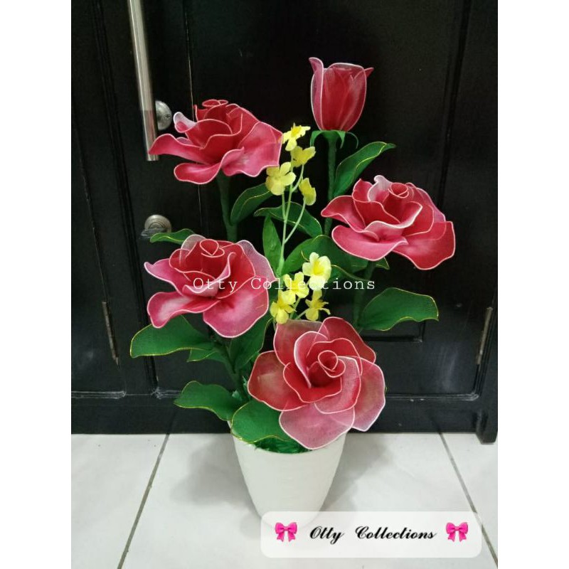 Bunga Mawar Merah / Bunga Hias / Artifisial Bunga dari kain stoking