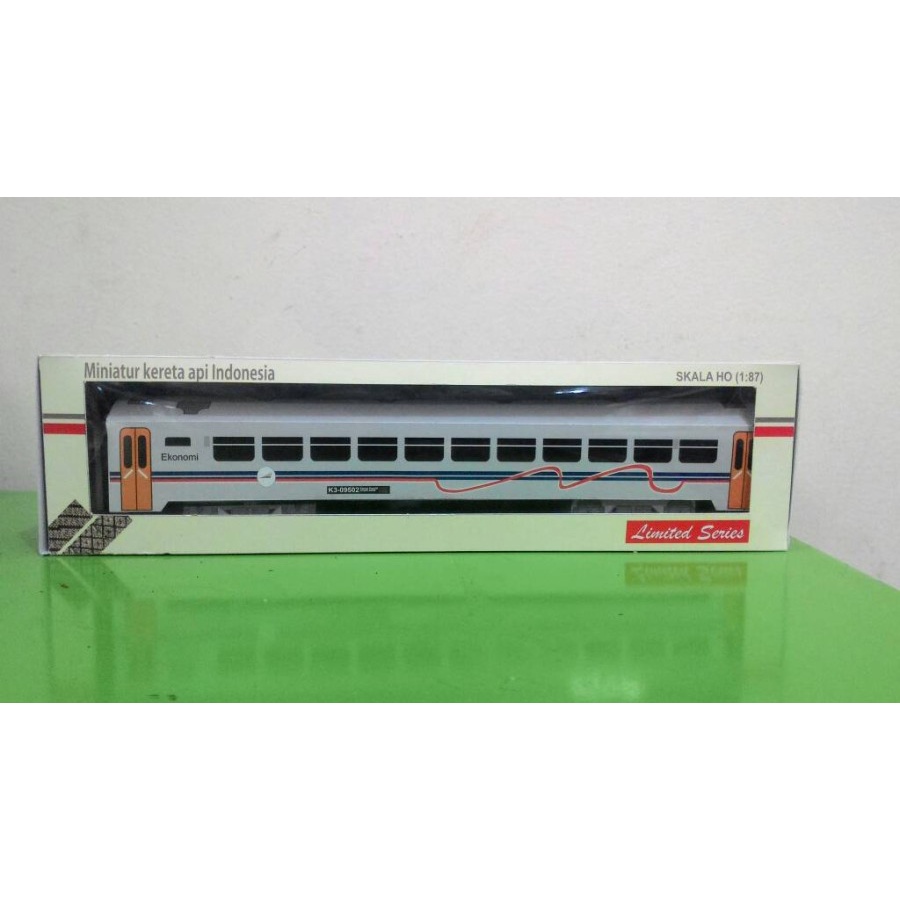 miniatur kereta api indonesia - gerbong ekonomi local selendang pecut