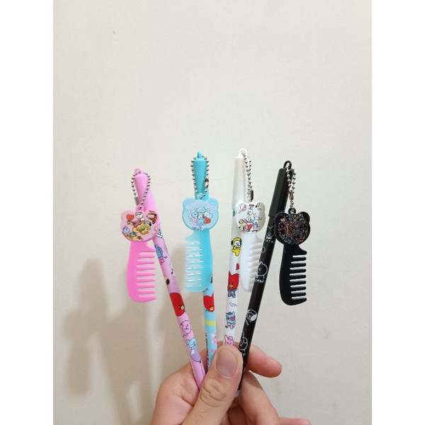 

MIMI ACC GROSIR 12PCS PULPEN MOTIF BTS BT21 DAN GANTUNGAN SISIR/ PULPEN KARAKTER/ PULPEN TINTA HITAM