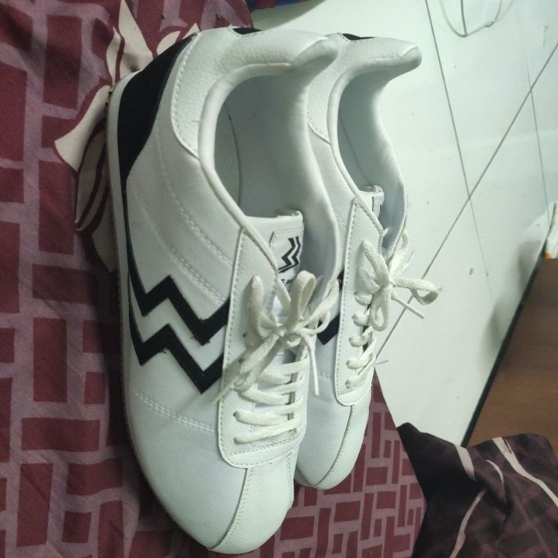 Sepatu Geoffmax Atletica White Black UK 42