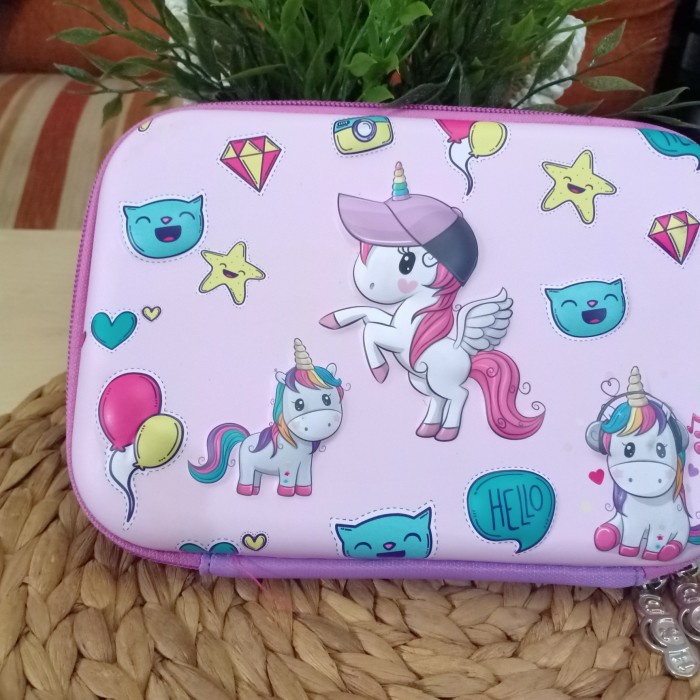 

Cuci Gudang Hard Case Tempat Pensil Anak Resleting Karakter Timbul Gilaa!!!