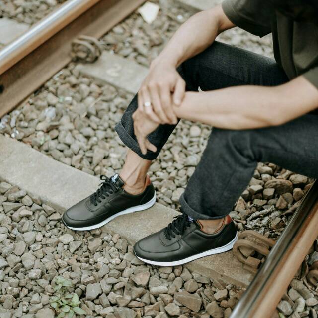 HEROES FREY Black - Sepatu Sneakers Casual Pria Santai Kasual Sporty pria Sneaker Lokal Original