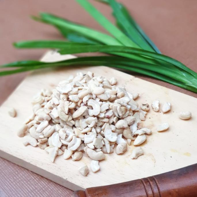 

Kacang Mede Premium Belah Empat 1KG / Mete Menir 4 Pecahan Remukan