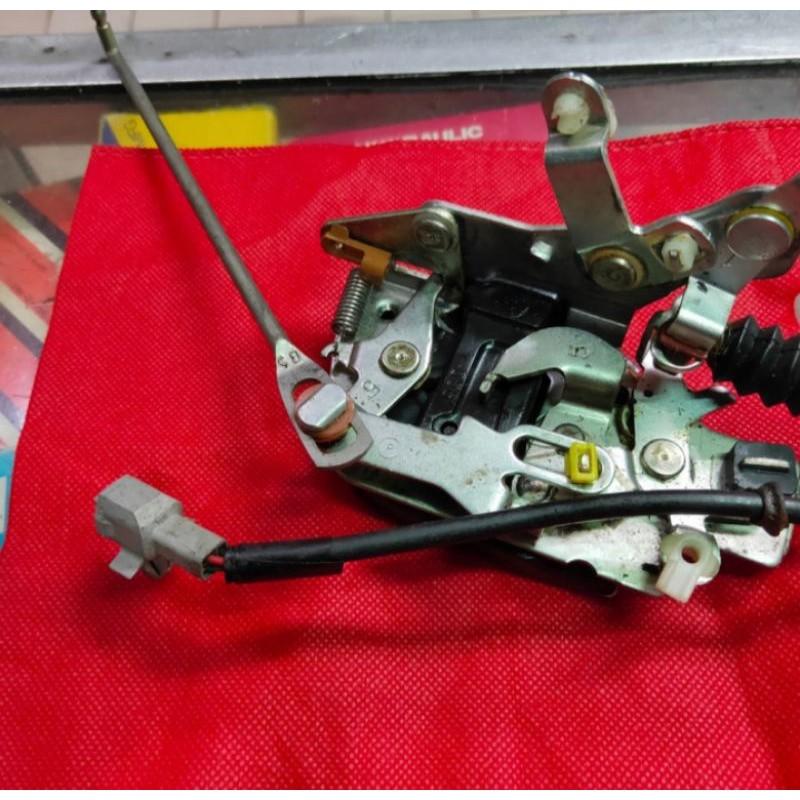 Doorlock pintu depan kanan original daihatsu taruna
