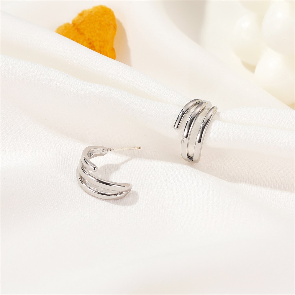 European and American creative design c-shaped circle earrings, simple and cool personality, net red earrings, small and exquisite earrings