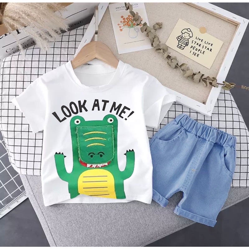 SETELAN BAJU CELANA JEANS BAYI ANAK MOTIF BUAYA LOOK AT ME! USIA 6 BULAN-5 TAHUN BAHAN KATUN PREMIUM LEMBUT TERBARU TERMURAH/ SETELAN BAJU CELANA JEANS BAYI ANAK LAKI-LAKI/ SETELAN BAJU CELANA JEANS BAYI ANAK PEREMOUAN/ SETELAN BAJU CELANA DENIM ANAK COWO