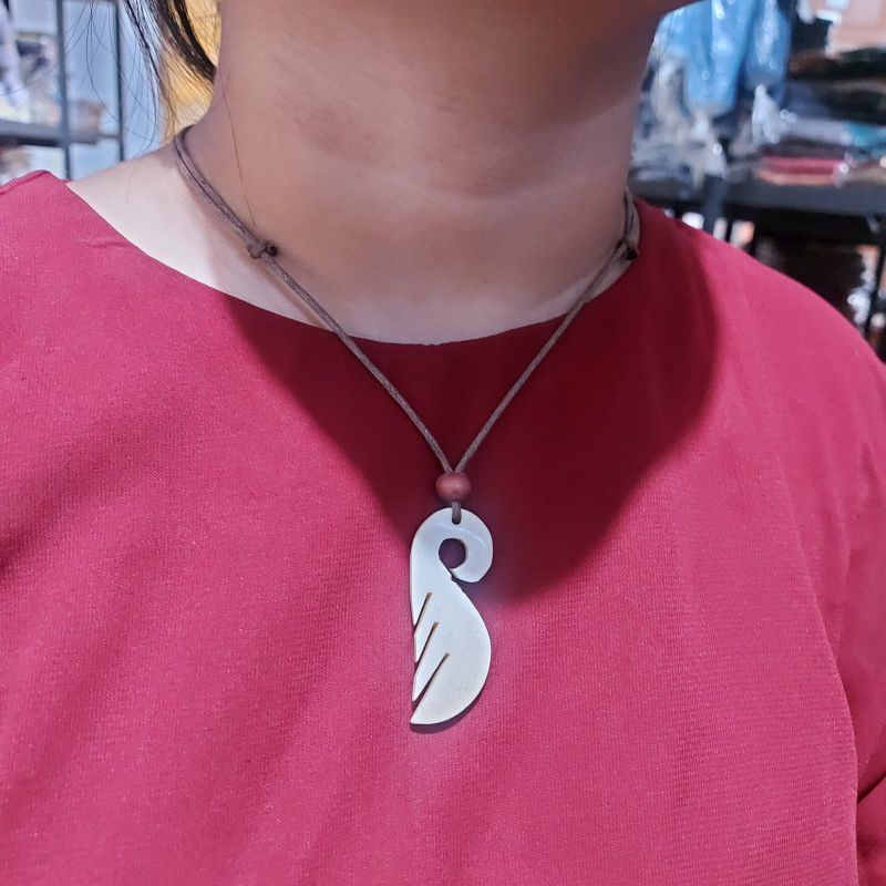 4s Grosir Solo || Kalung Tali Bandul coklat dengan Liontin Semir Tulang || Kalung Jogja || Kalung Etnik Pria Dan Wanita Dengan Liontin Tulang