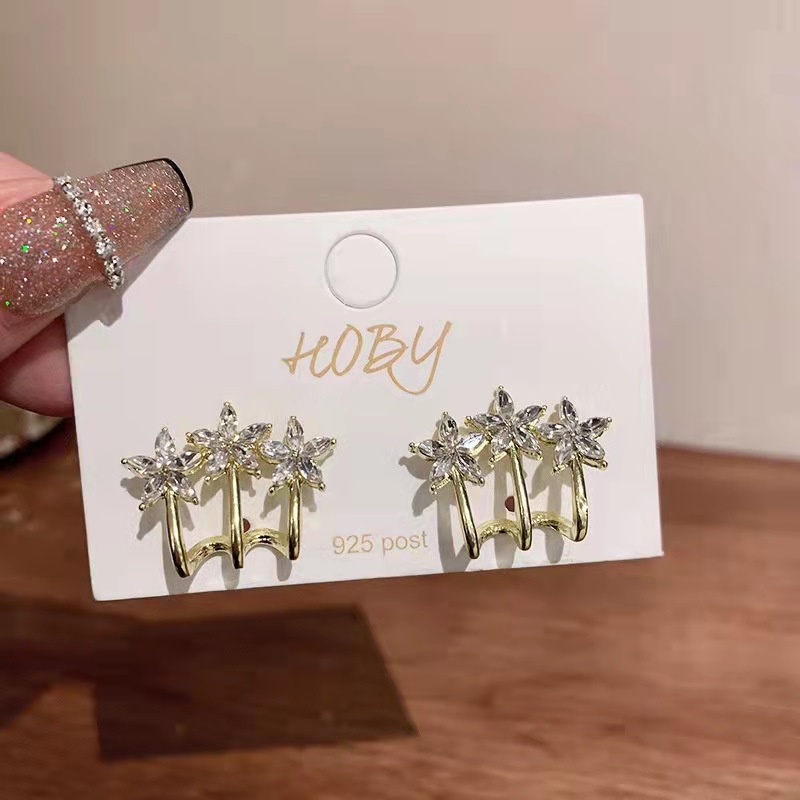 Anting Bentuk Bunga Bahan Logam Warna Emas Aksen Berlian Imitasi Gaya Vintage Untuk Wanita