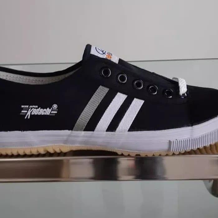Sepatu kodachi hitam putih 8111 original /sepatu sekolah kodachi hitam putih /sepatu capung kodaci