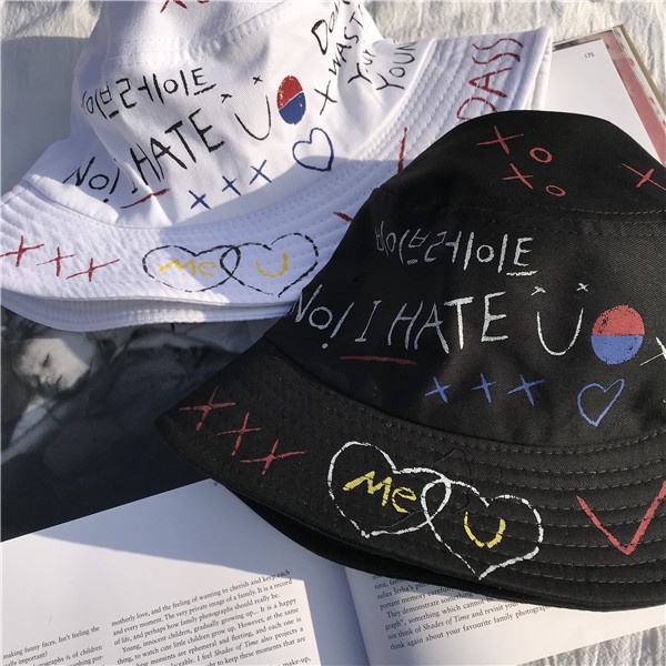 Topi Bucket Pria / Wanita Desain Graffiti Bendera Love Gaya Hip hop Untuk Outdoor / Travel
