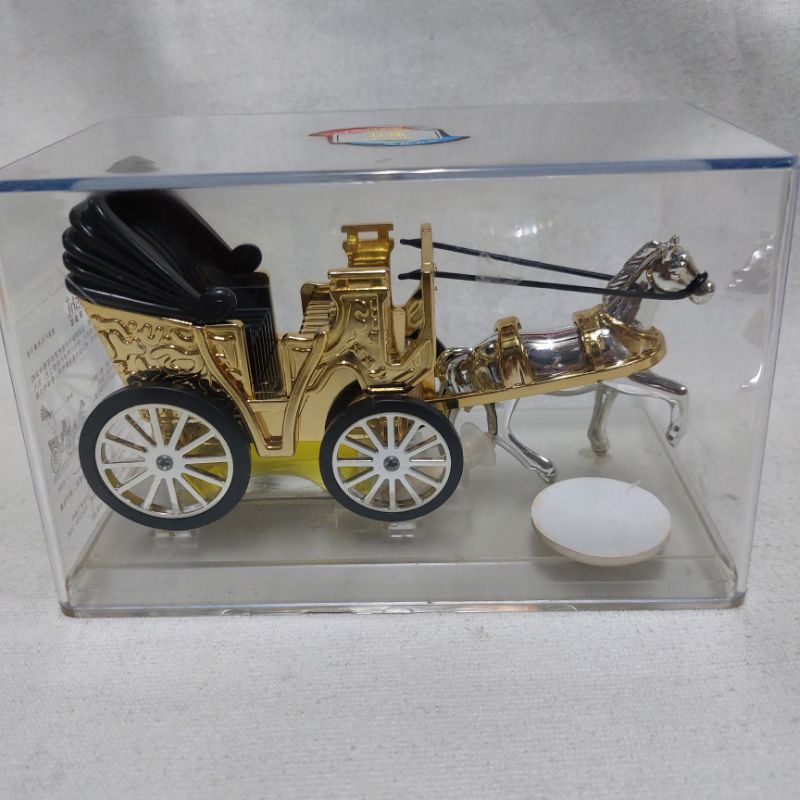 pajangan mobil  parfum mobil dasbort kereta kuda klasik