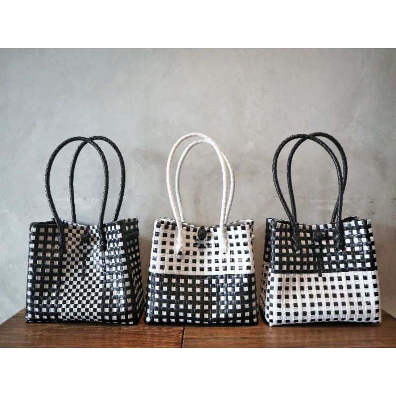 Eco Anyam Bag - hitam putih kotak size L (Tas anyaman plastik)