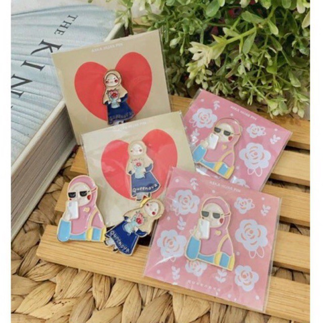 ENAMEL PIN / BROOCH QUEENOVA