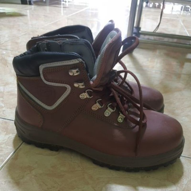 SEPATU SAFETY T-BUC