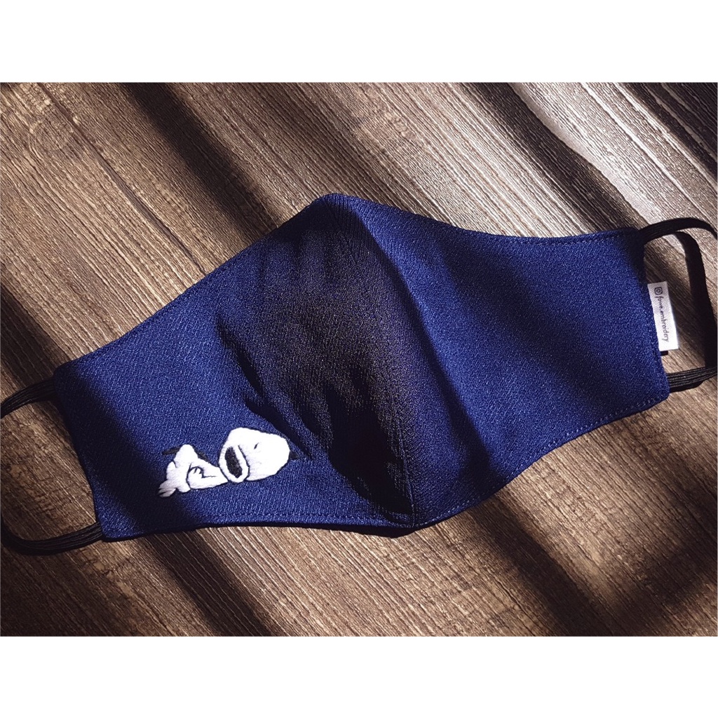 Masker Kain Sulam Bordir Snoopy Karakter Kartun Favorit warna biru navy dengan tali elastis nyaman