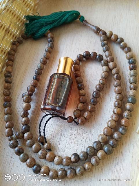 Satu paket gaharu . tasbih gaharu 8 mm . gelang gaharu 8 mm . minyak wangi gaharu . 10 ml .
