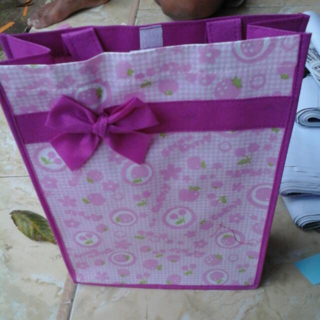 

Tas spunbund bingkisan ukuran 32*23*10