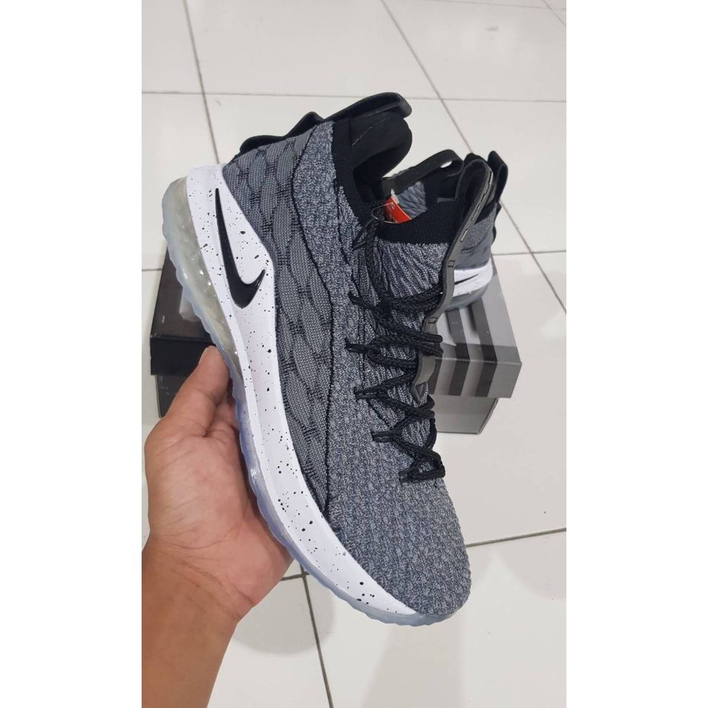 SEPATU Nike Lebron 15