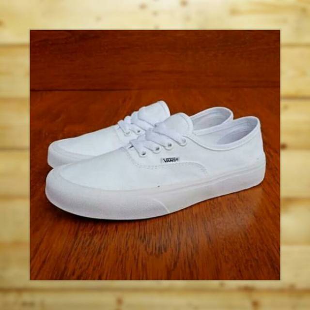 SEPATU SNEAKERS WANITA. SEPATU SNEAKERS PUTIH.