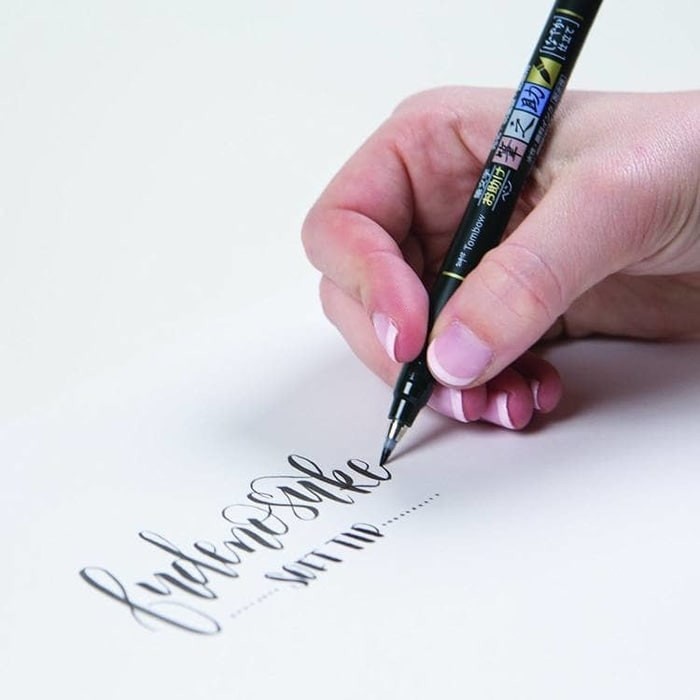 

kaligrafi-perlengkapan- tombow fudenosuke brush pen soft tip -perlengkapan-kaligrafi.