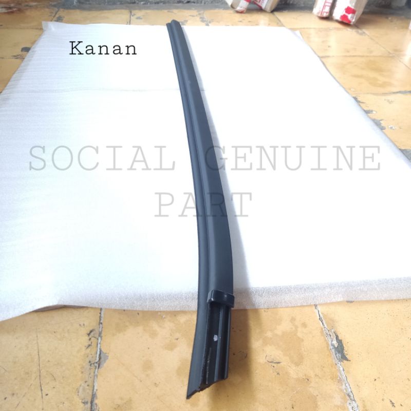 Karet pelipit Plipit pintu kaca Hino Dutro Original