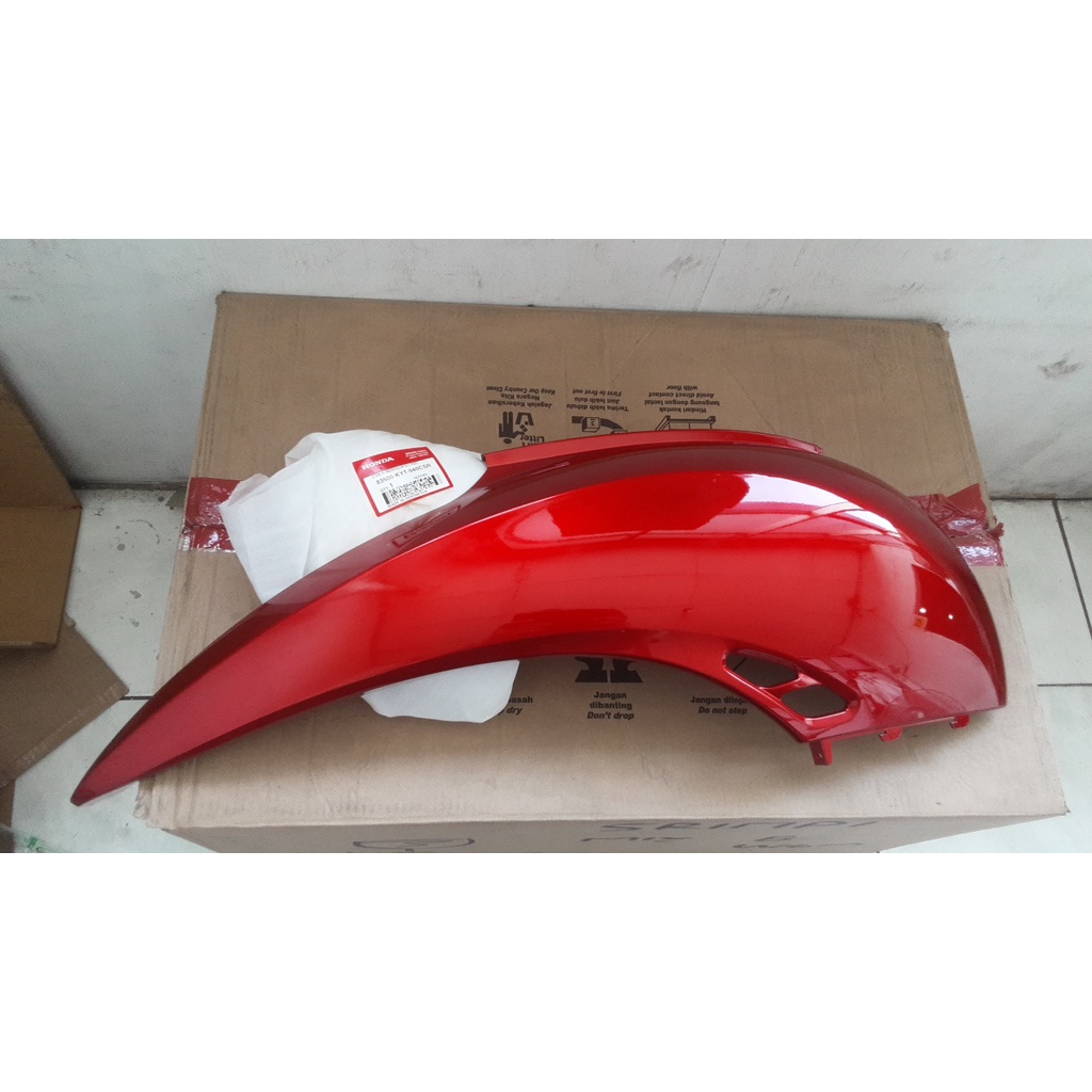 COVER BODY KANAN BELAKANG MERAH 83500KYT940CSR SCOOPY KARBU ORIGINAL ASLI AHM HONDA