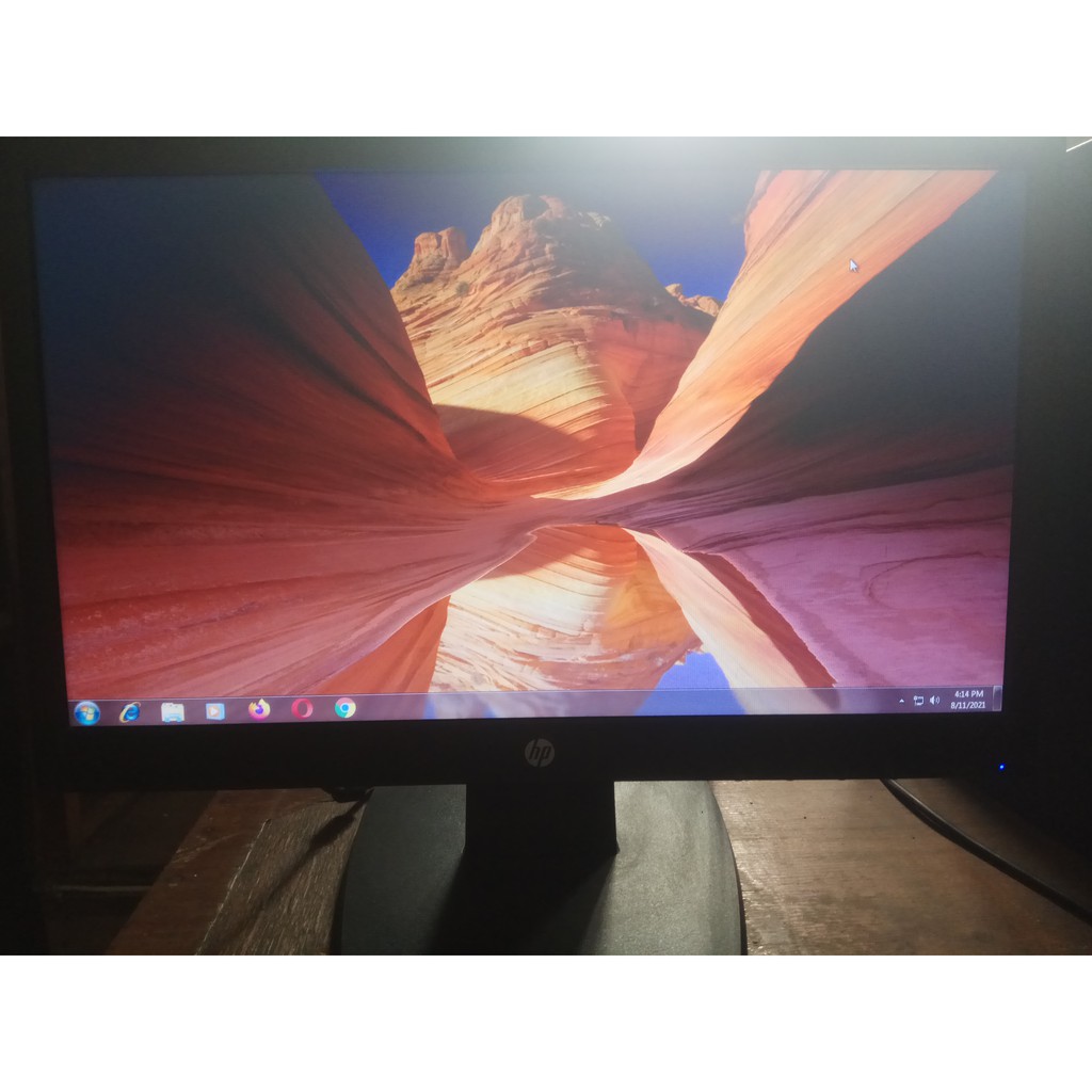 HP LED MONITOR WIDESCREEN 19 inc V193b Like New